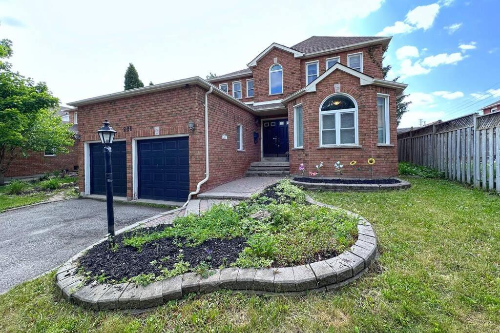 Neighborhood Friendly House In Barrie! Villa Exteriör bild
